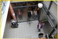 Schlagerpiratin im Foyer.