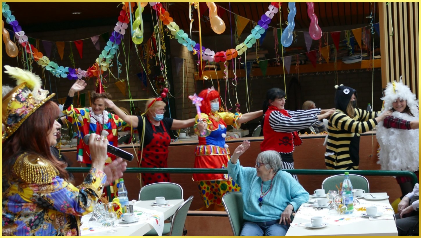 Bunte Verkleidung zum Karneval. Polonaise. Marina singt.