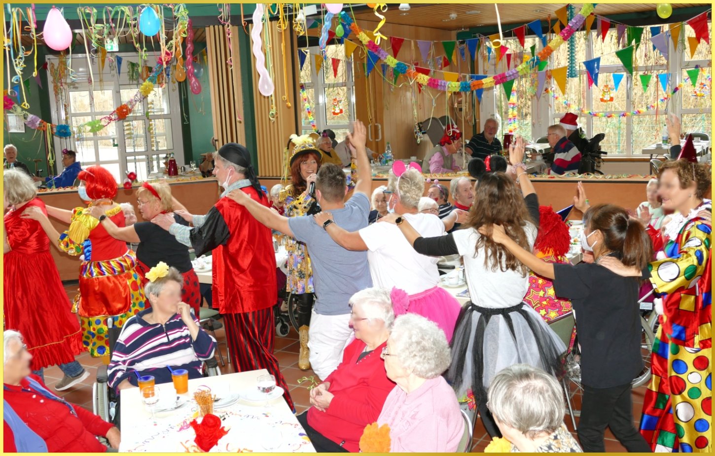 Gro�e Polonaise im gro�en Saal! Schlagerpiratin singt.