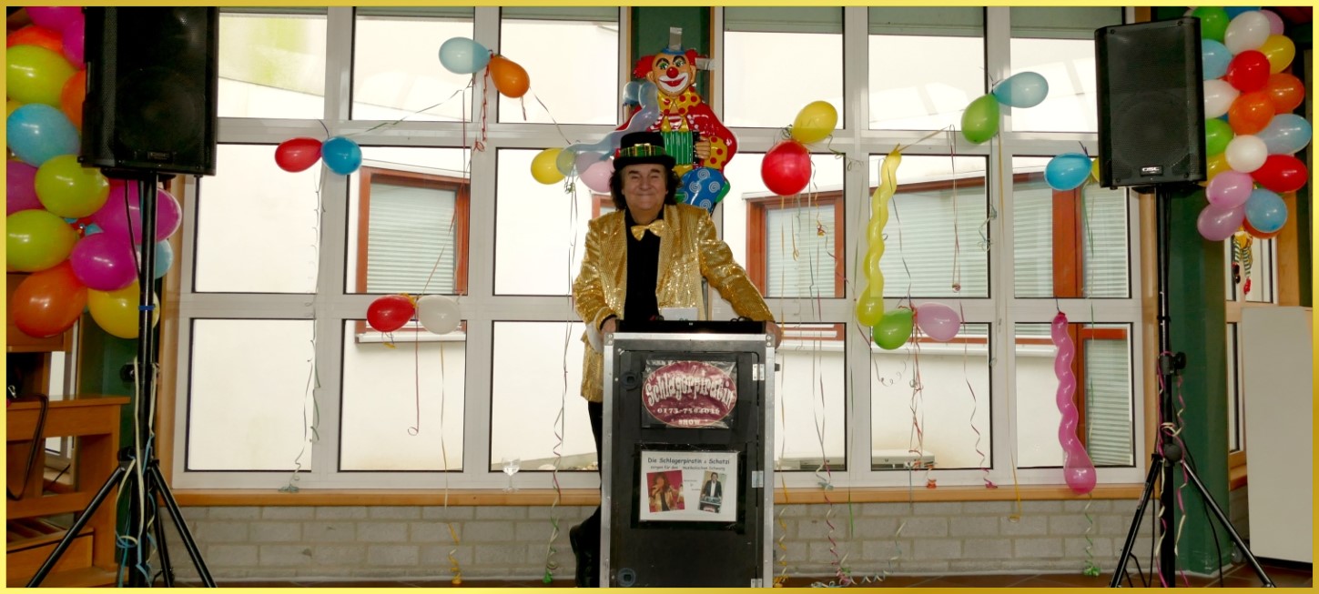 Goldschatz Ian am Mischpult auf der B�hne.