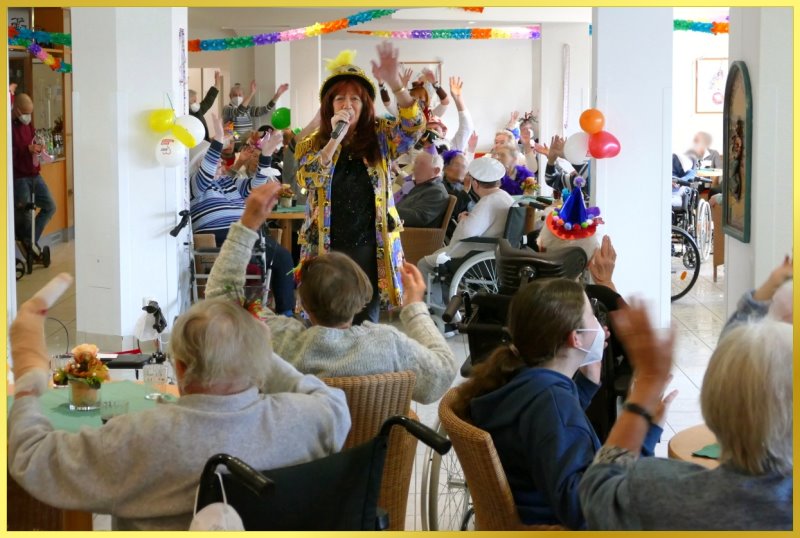 Marina singt, Publikum winkt.