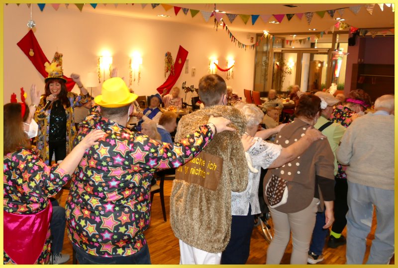 Polonaise mit Karnevalskost�m und Schlagerpiratin.