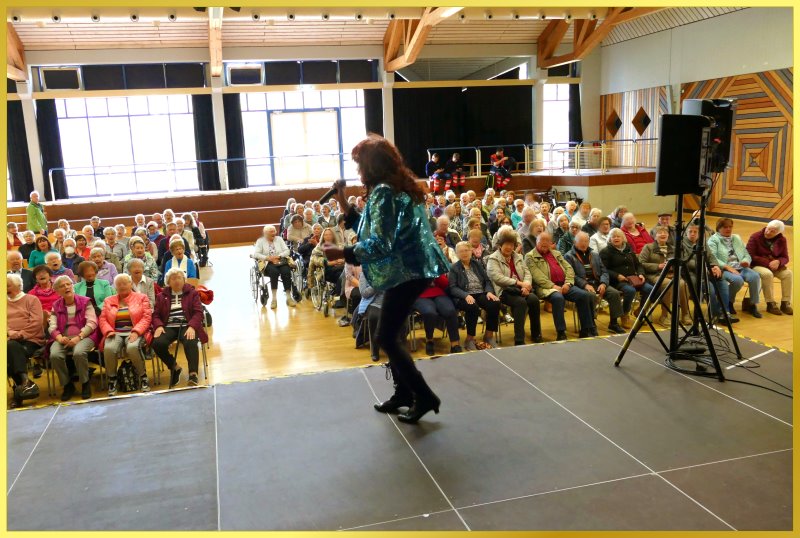 Schlagerpiratin singt auf einer gro�en B�hne vor 180 Senioren*innen