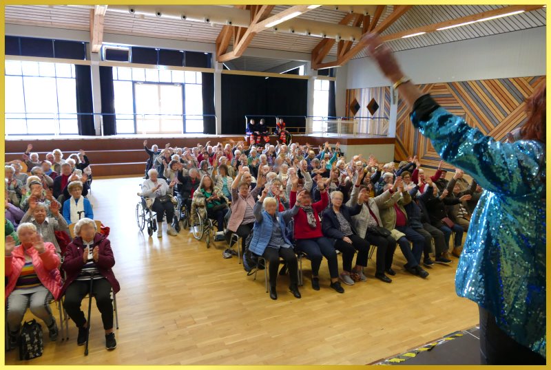 Gro�e Halle mit Publikum. Marina singt.