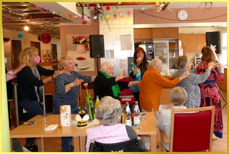 Polonaise beim Fr�hlingsfest. Schlagerpiratin singt.