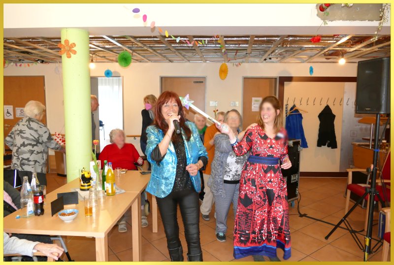 Schlagerpiratin lacht singend in die Kamera.