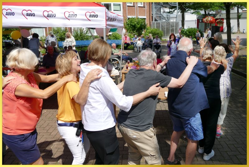 Schlagerpiratin singt, Publikum macht Polonaise.