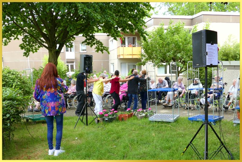 Sommerfest im Garten mit Schlagerpiratin.
