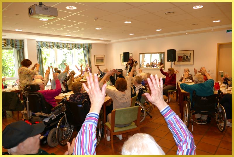 Alle G�ste winken und singen mit der Schlagerpiratin.