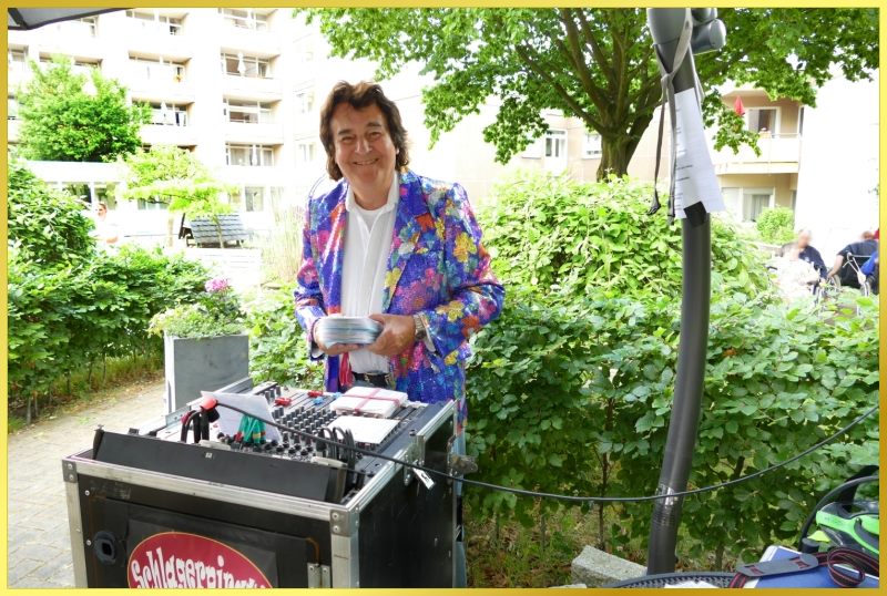 Schatzi Ian steht hinterm Rack und sortiert lachend CD's.