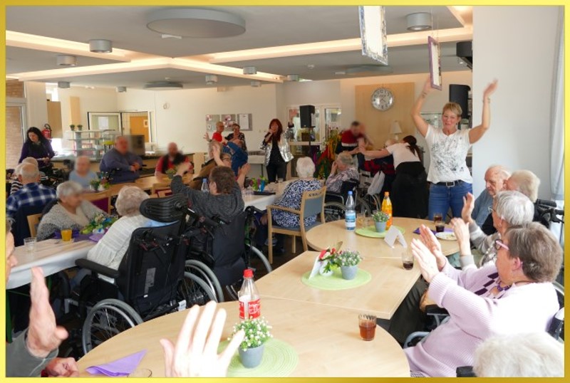 Schlagerpiratin mit silberner Jacke, singt vor Publikum.