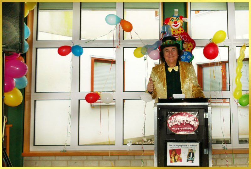 Goldschatz Ian am Mischpult lacht.