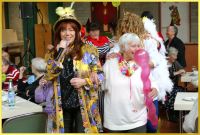 Schlagerpiratin lacht in die Kamera.