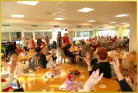 Feiernde im gro�en Saal.