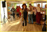 Schlagerpiratin lacht und singt.