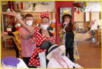 Minni Maus winkt. Schlagerpiratin singt.