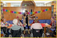 6 Jecke Frauen an einem Tisch. Marina singt.