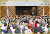 Gro�e B�hne, viel Publikum, Marina singt.