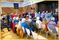 Polonaise in der gro�en Halle mit Schlagers�ngerin Marina Kirsten.