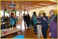 Kleiner Saal mit Polonaise. Schlagerpiratin singt und l�chelt.