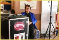 Ian wartet entspannt auf den Auftritt.