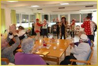 Es wird getanzt, gesungen, geklatscht.