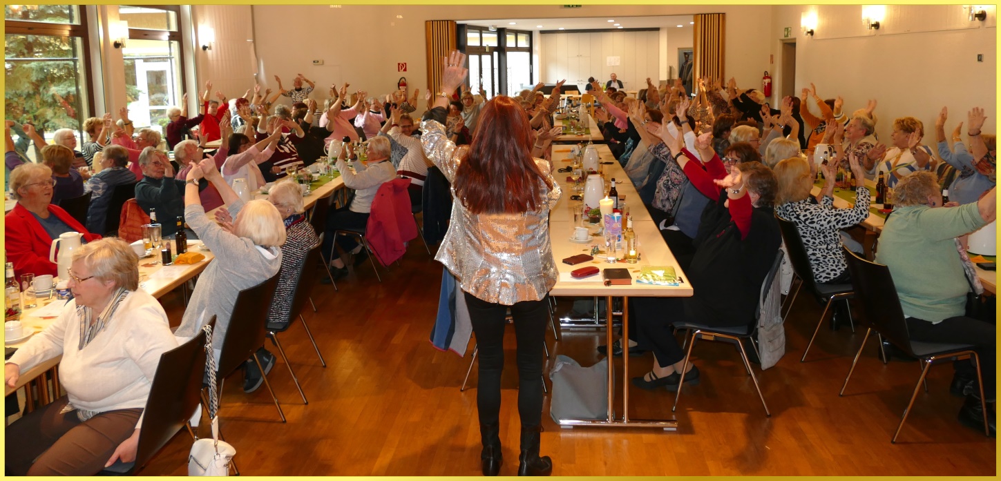 Schlagerpiratin singt f�r Frauenverein.