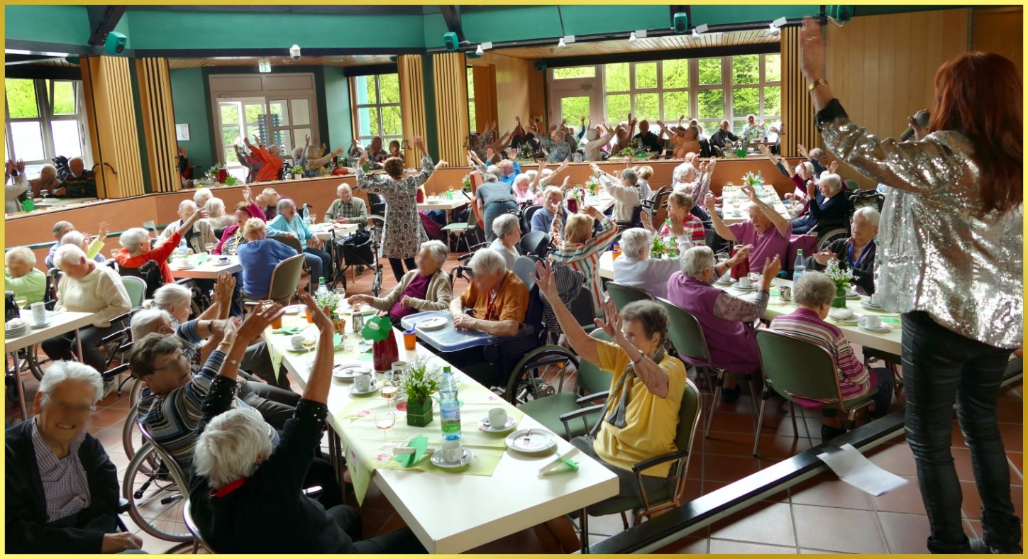 Gro�er Saal, gro�e B�hne, Marina singt.