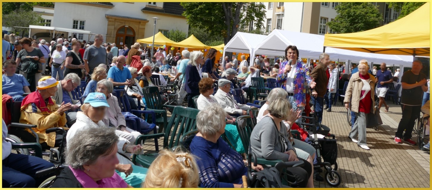 Gro�es Open Air Fest mit vielen Besuchern. Ian singt zwischen dem Publikum.