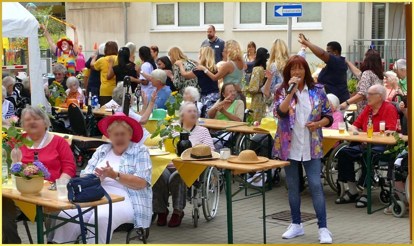 Gro�es Sommerfest mit Schlagerpiratin im Publikum. Dahinter Polonaise.