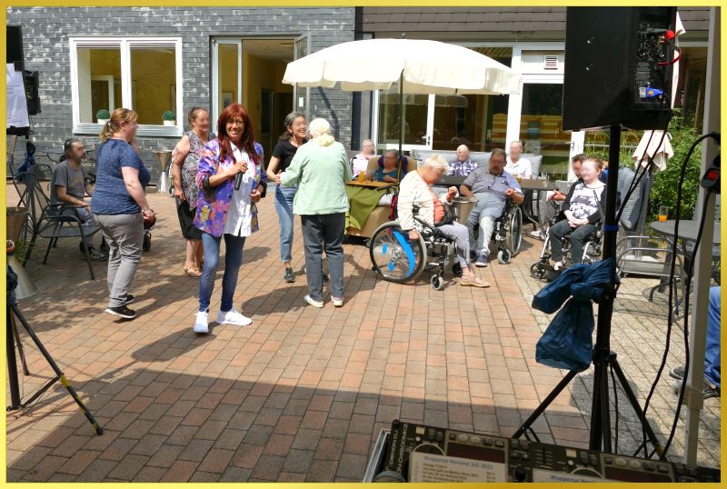 Marina lacht in die Kamera.