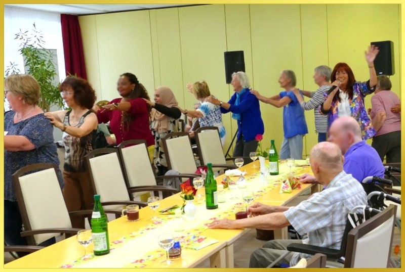 Polonaise mit Leuchtstern. Schlagers�ngerin singt.