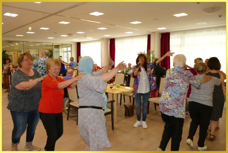 Die Schlagerpiratin singt im Saal.