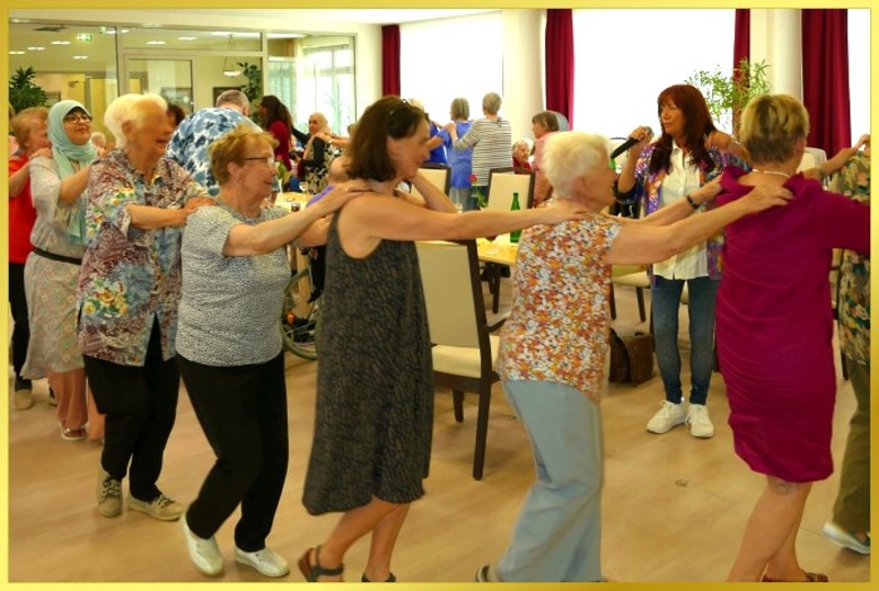 Gro�e Polonaise im Saal. Schlagers�ngrin singt.