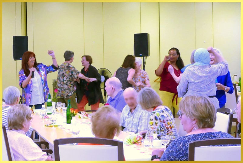 Marina singt, Publikum tanzt fr�hlich!