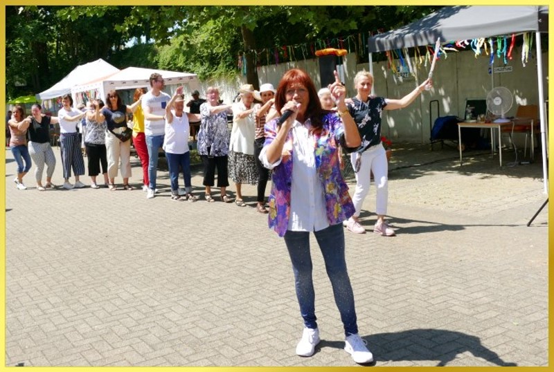 Schlagerpiratin Marina singt beim Sommerfest.