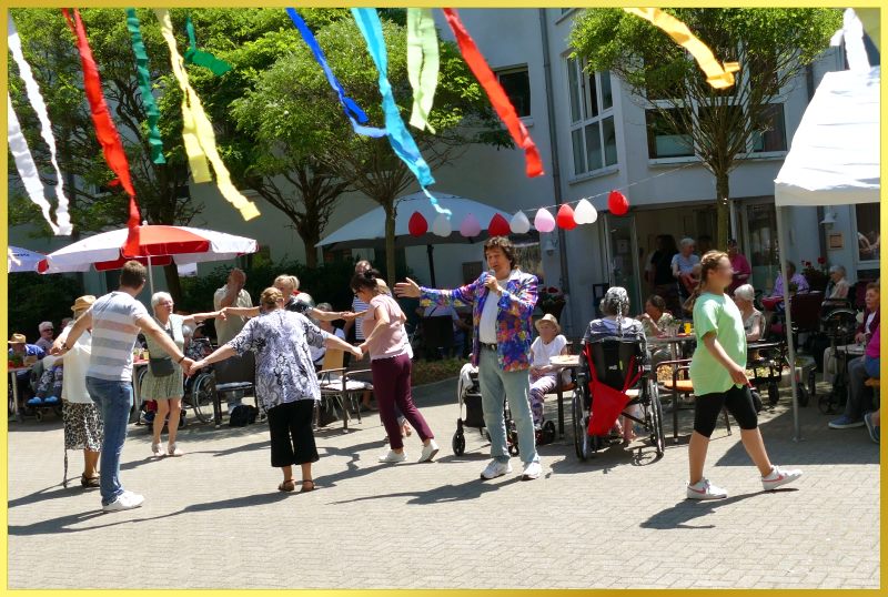 Schatzi singt beim Open-Air-Fest.
