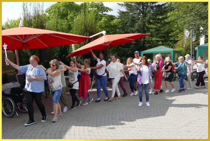 Lange Polonaise �ber den Hof beim Sommerfest.