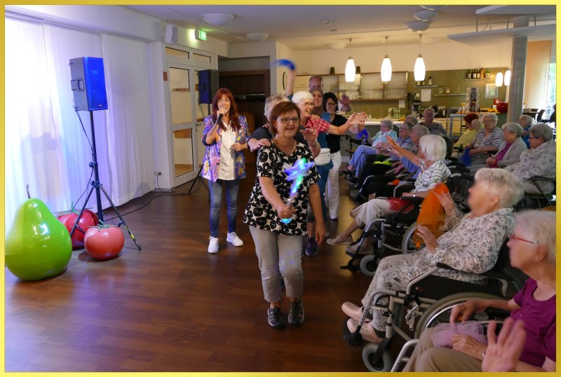 Eine gro�e Deko-Birne u. 2 Tomaten stehen kniehoch neben der Gesangsbox.