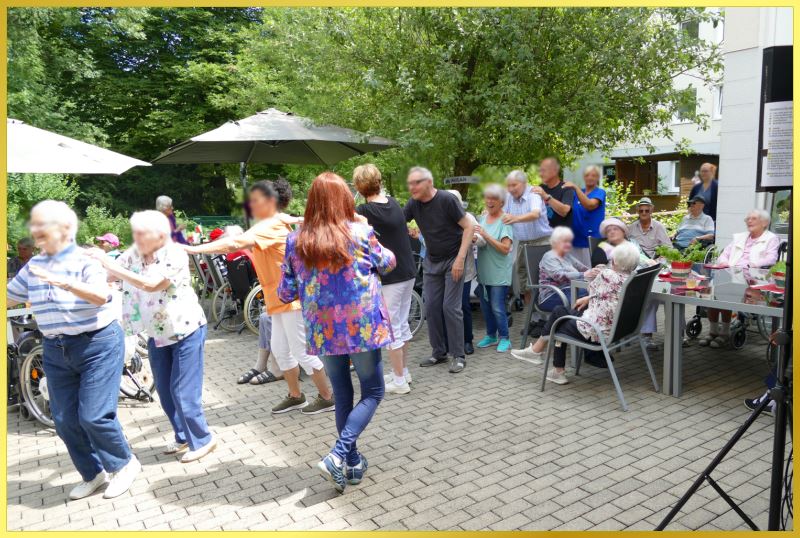 Polonaise im Garten. Schlagerpiratin singt.