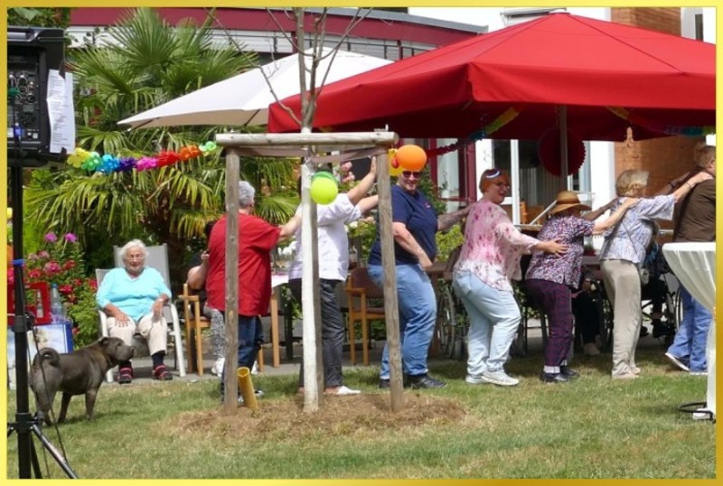 Hund l�uft bei Polonaise hinterher.