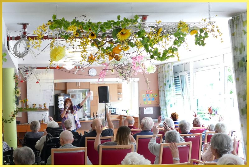 Tolle Deko mit Sonnenblumen und einer gro�en Biene.