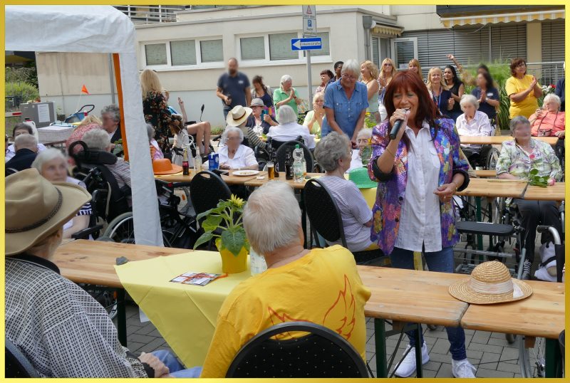 Sommerfest mit Biertischen und B�nken.
