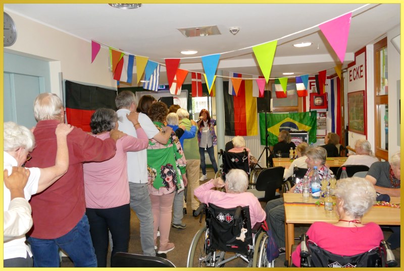 Mit bunten Fahnen geschm�ckter Eingangsbereich.