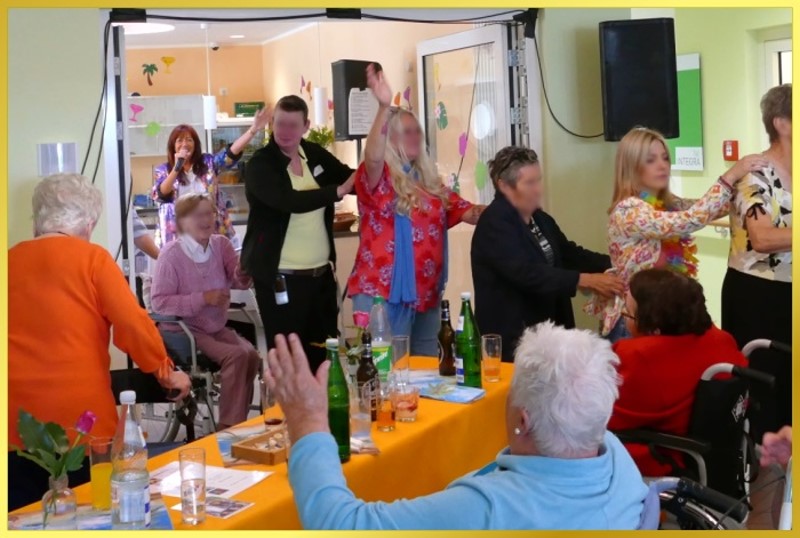 Polonaise durch 2 R�ume. Schlagerpiratin singt!