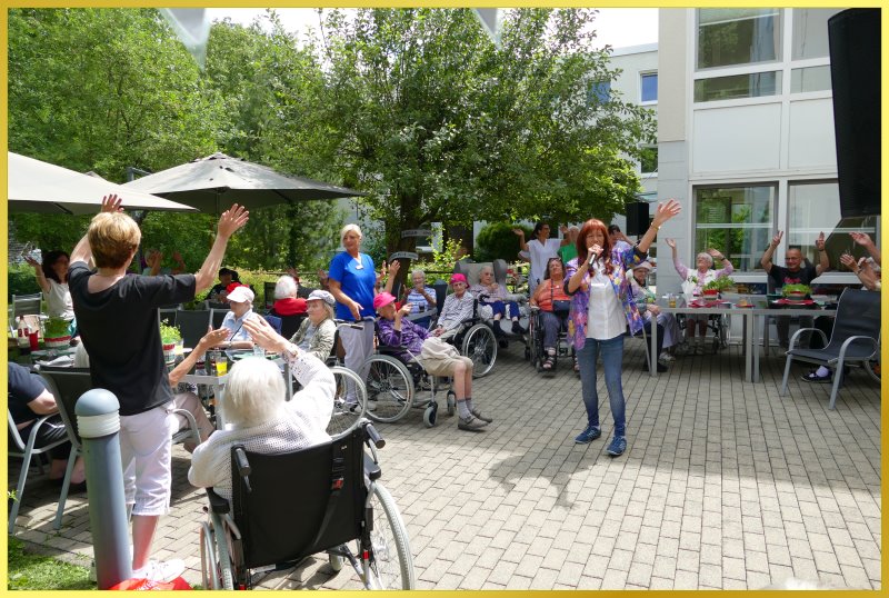 H�nde hoch und winken.