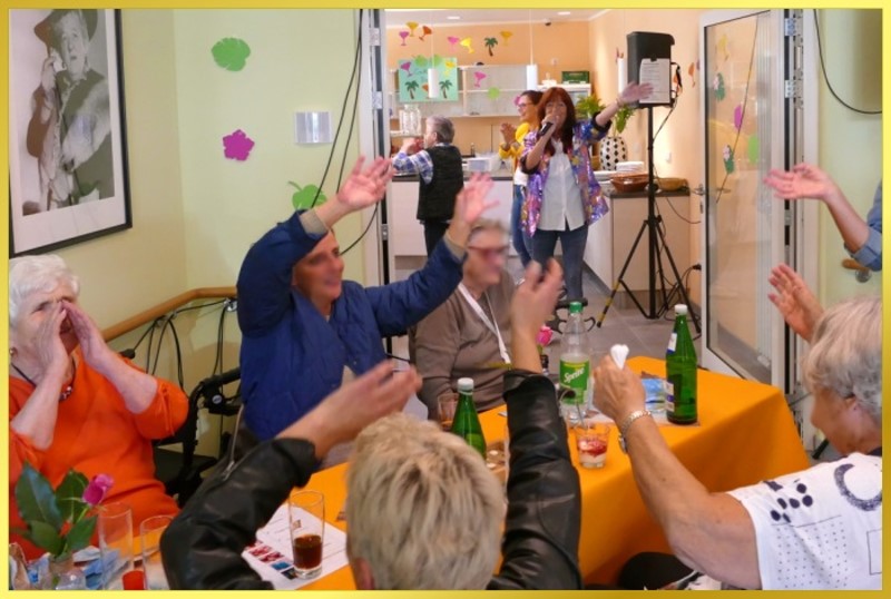 H�nde hoch und winke.