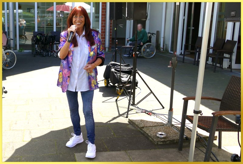 Marina lacht fr�hlich in die Kamera. Sone scheint!