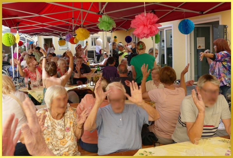 Buntgeschm�cktes Zeltdach zum Sommerfest.