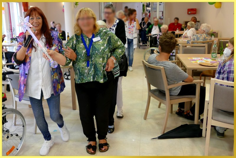 Polonaise durch den Saal bis nach drau�en.